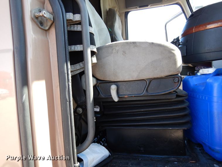 image for item DK0324 2006 Volvo VN Series  semi truck