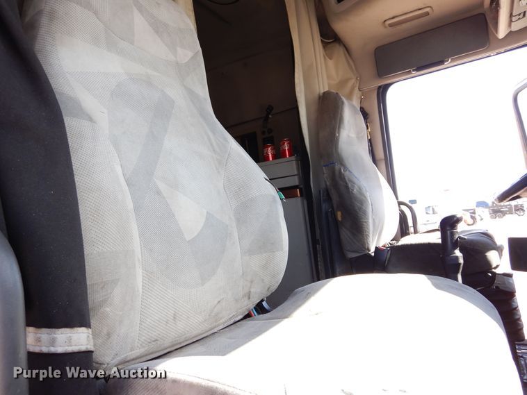 image for item DK0324 2006 Volvo VN Series  semi truck