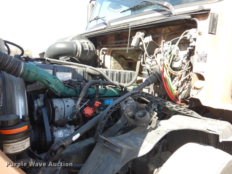 image for item DK0324 2006 Volvo VN Series  semi truck