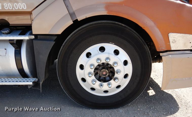 image for item DK0324 2006 Volvo VN Series  semi truck