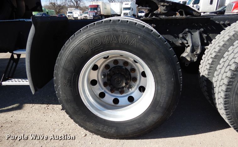 image for item DK0324 2006 Volvo VN Series  semi truck