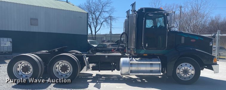 image for item DM3997 2006 Peterbilt 385  semi truck