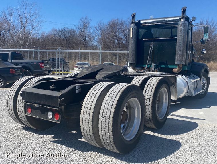 image for item DM3997 2006 Peterbilt 385  semi truck