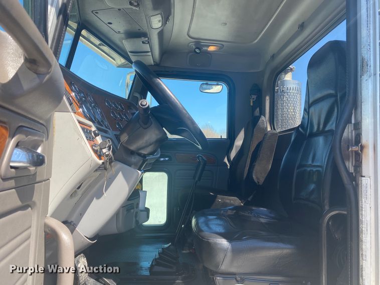 image for item DM3997 2006 Peterbilt 385  semi truck