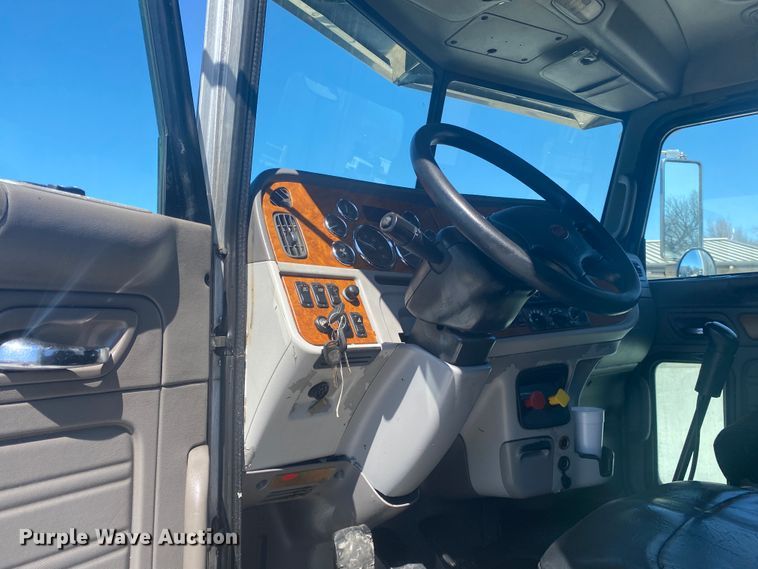 image for item DM3997 2006 Peterbilt 385  semi truck