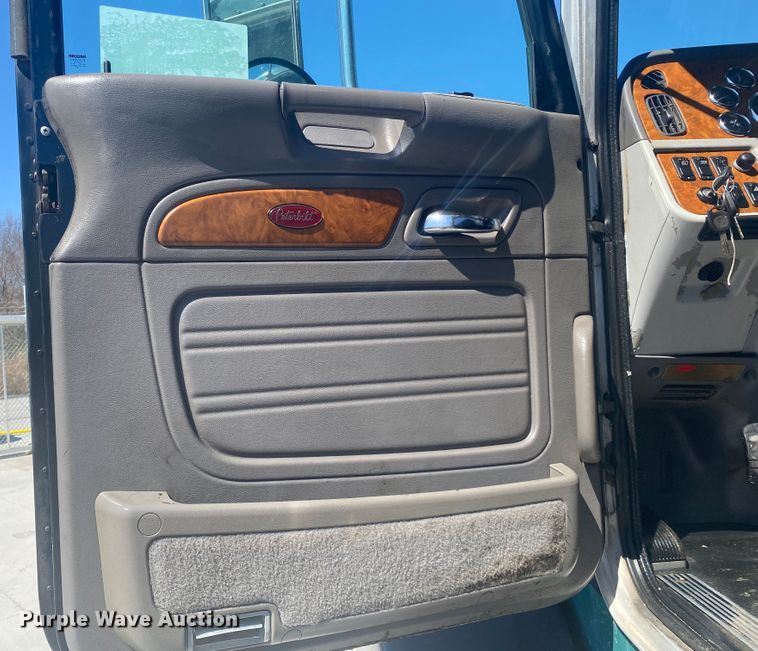 image for item DM3997 2006 Peterbilt 385  semi truck