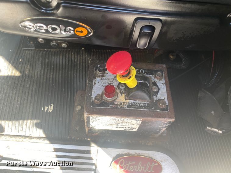 image for item DM3997 2006 Peterbilt 385  semi truck