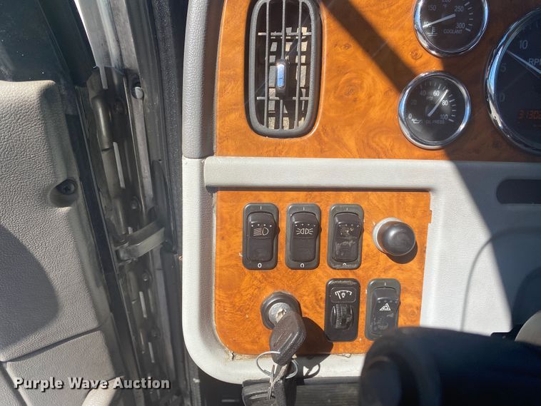 image for item DM3997 2006 Peterbilt 385  semi truck