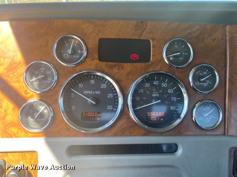 image for item DM3997 2006 Peterbilt 385  semi truck