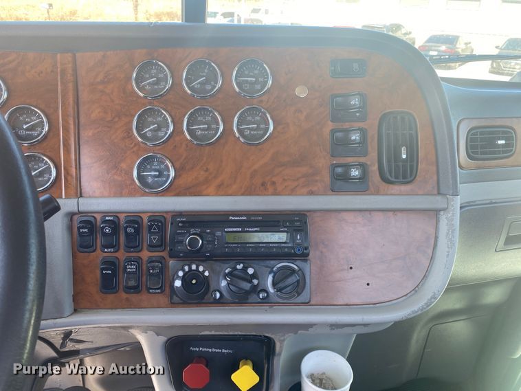 image for item DM3997 2006 Peterbilt 385  semi truck