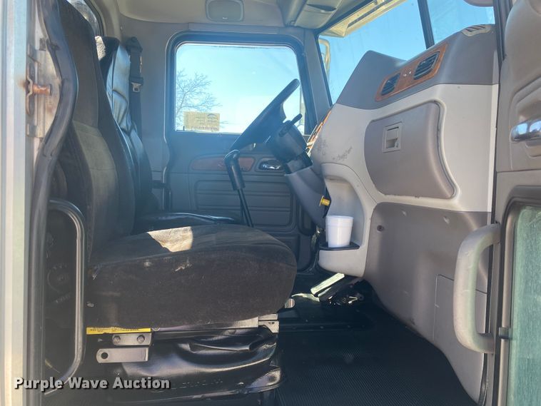 image for item DM3997 2006 Peterbilt 385  semi truck