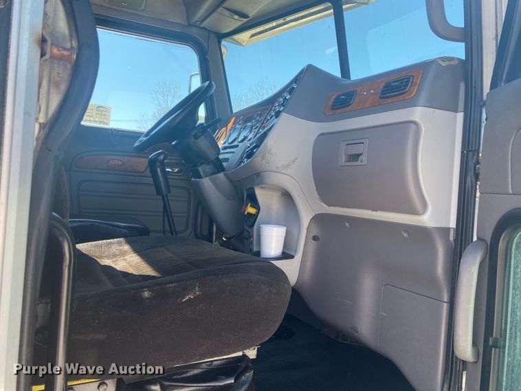 image for item DM3997 2006 Peterbilt 385  semi truck