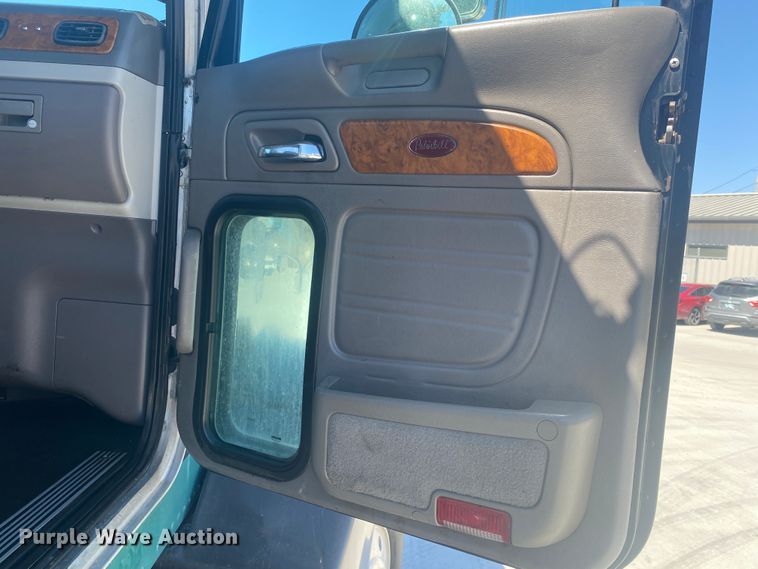 image for item DM3997 2006 Peterbilt 385  semi truck