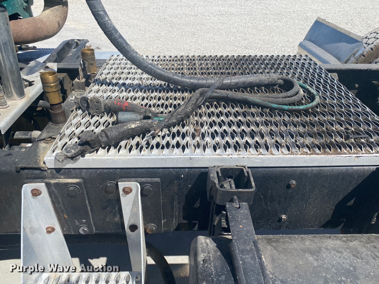 image for item DM3997 2006 Peterbilt 385  semi truck