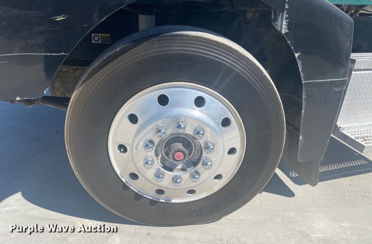 image for item DM3997 2006 Peterbilt 385  semi truck