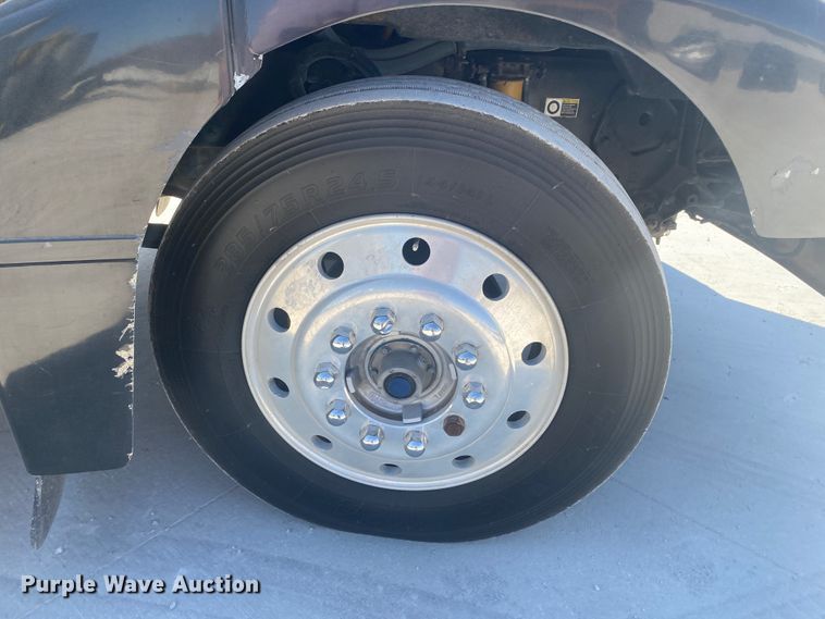 image for item DM3997 2006 Peterbilt 385  semi truck