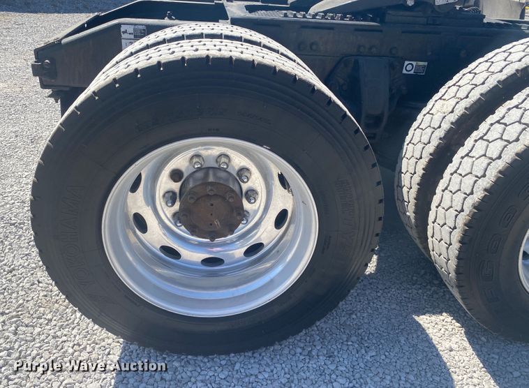 image for item DM3997 2006 Peterbilt 385  semi truck