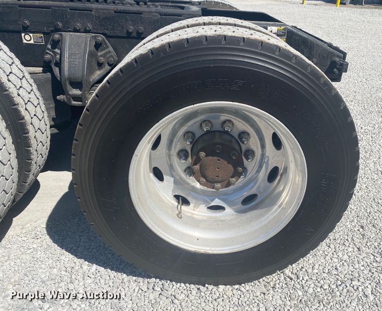 image for item DM3997 2006 Peterbilt 385  semi truck