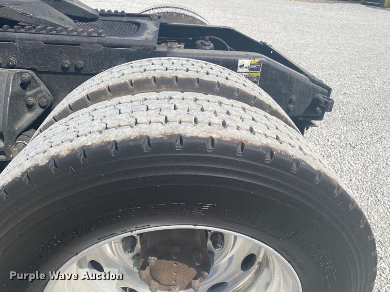 image for item DM3997 2006 Peterbilt 385  semi truck