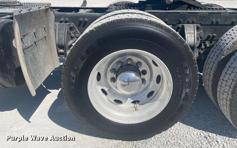 image for item DM3997 2006 Peterbilt 385  semi truck