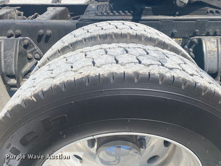 image for item DM3997 2006 Peterbilt 385  semi truck