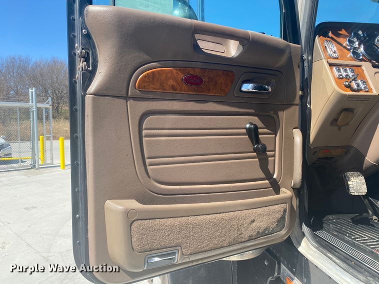 image for item DM3998 2007 Peterbilt 379  semi truck