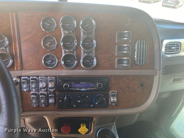 image for item DM3998 2007 Peterbilt 379  semi truck