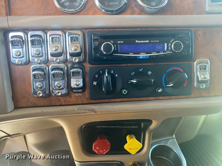 image for item DM3998 2007 Peterbilt 379  semi truck