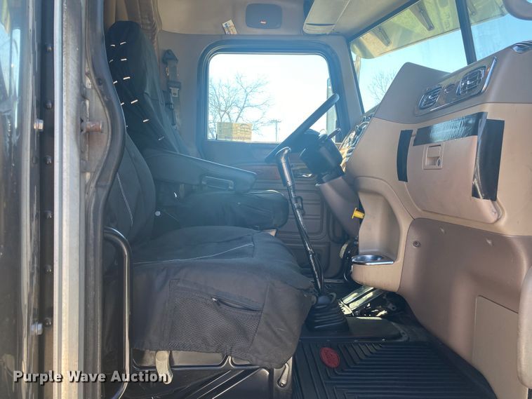 image for item DM3998 2007 Peterbilt 379  semi truck