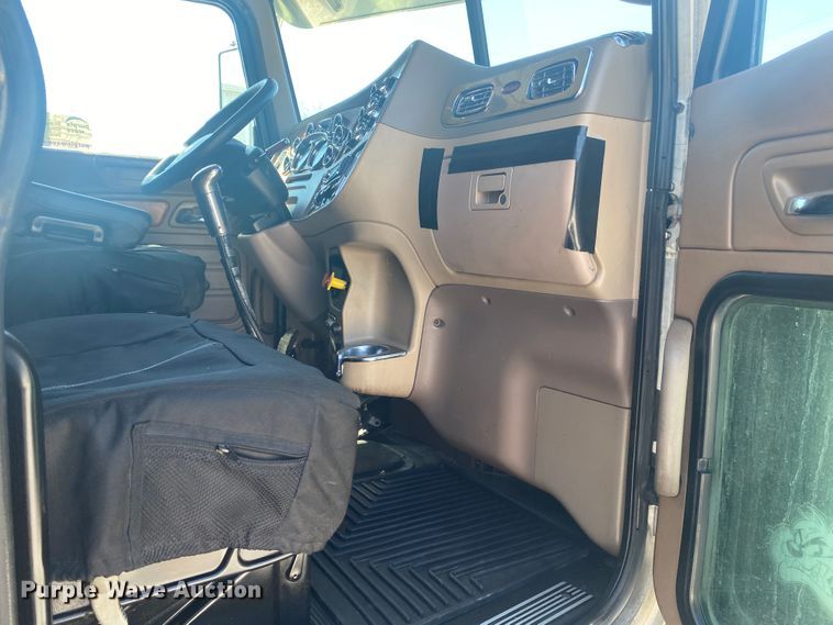 image for item DM3998 2007 Peterbilt 379  semi truck