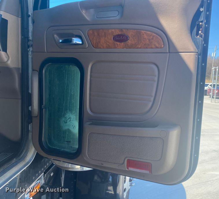 image for item DM3998 2007 Peterbilt 379  semi truck