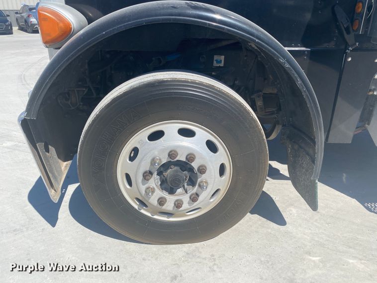 image for item DM3998 2007 Peterbilt 379  semi truck