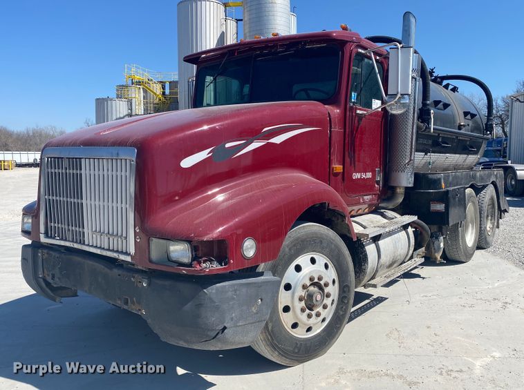 image for item DM4000 1990 International 9400  vacuum truck