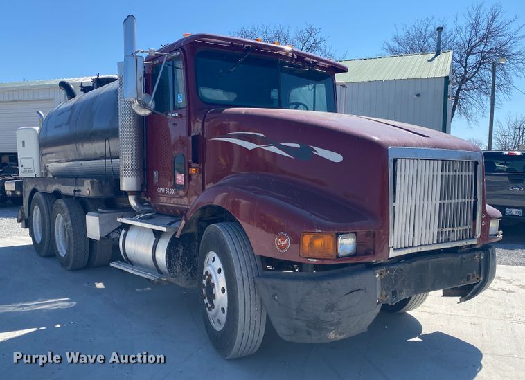 image for item DM4000 1990 International 9400  vacuum truck