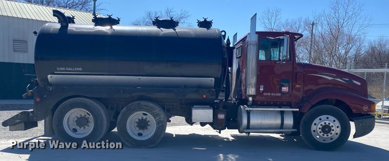 image for item DM4000 1990 International 9400  vacuum truck