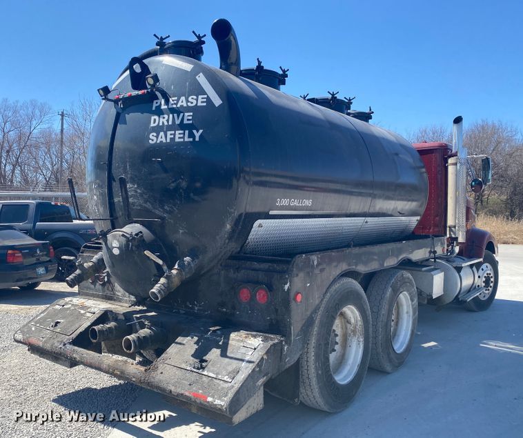 image for item DM4000 1990 International 9400  vacuum truck