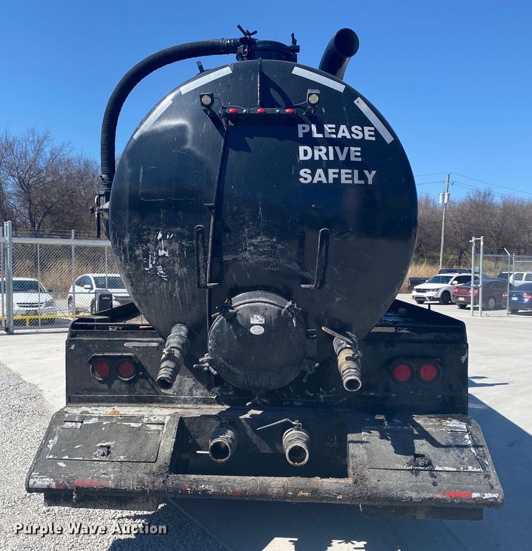 image for item DM4000 1990 International 9400  vacuum truck