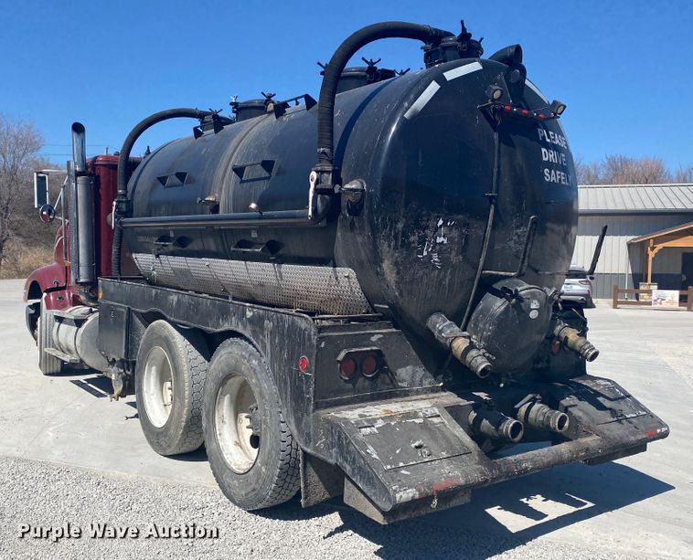 image for item DM4000 1990 International 9400  vacuum truck