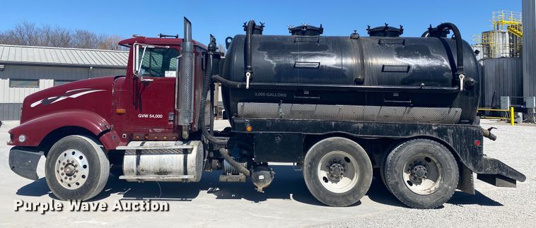image for item DM4000 1990 International 9400  vacuum truck