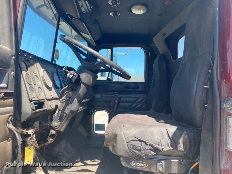 image for item DM4000 1990 International 9400  vacuum truck