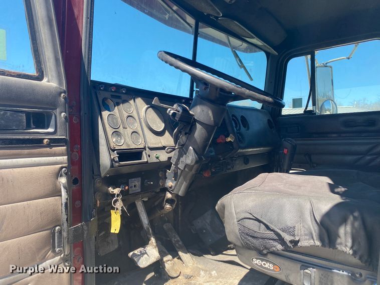 image for item DM4000 1990 International 9400  vacuum truck