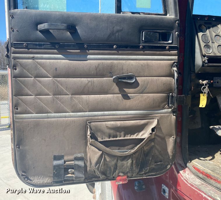 image for item DM4000 1990 International 9400  vacuum truck