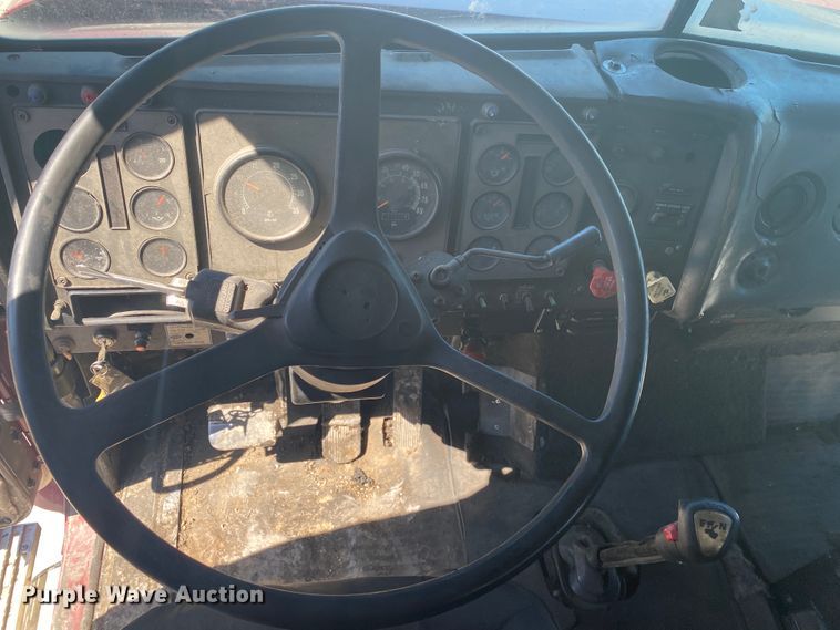 image for item DM4000 1990 International 9400  vacuum truck