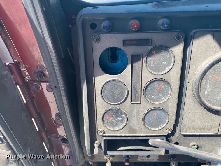 image for item DM4000 1990 International 9400  vacuum truck