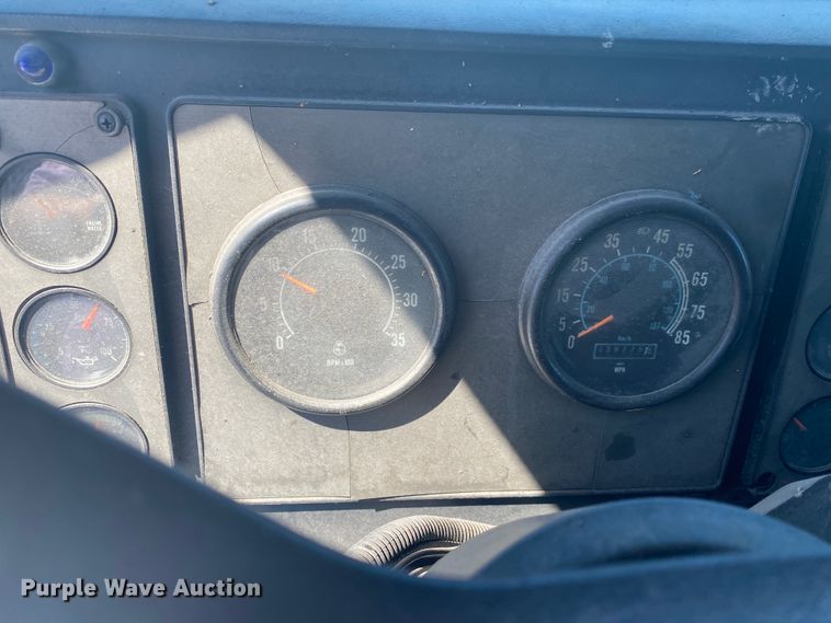 image for item DM4000 1990 International 9400  vacuum truck