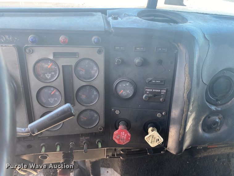 image for item DM4000 1990 International 9400  vacuum truck