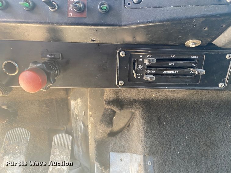 image for item DM4000 1990 International 9400  vacuum truck