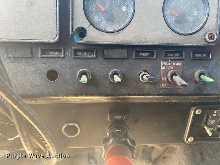 image for item DM4000 1990 International 9400  vacuum truck