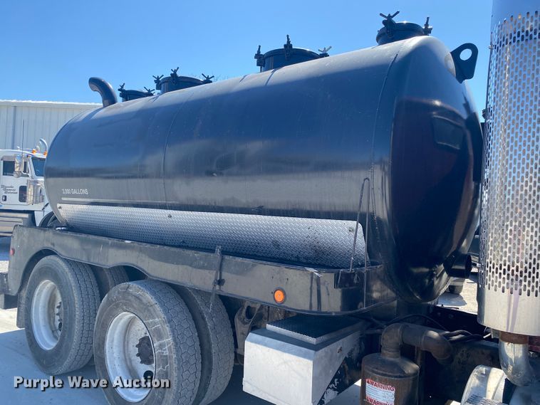 image for item DM4000 1990 International 9400  vacuum truck