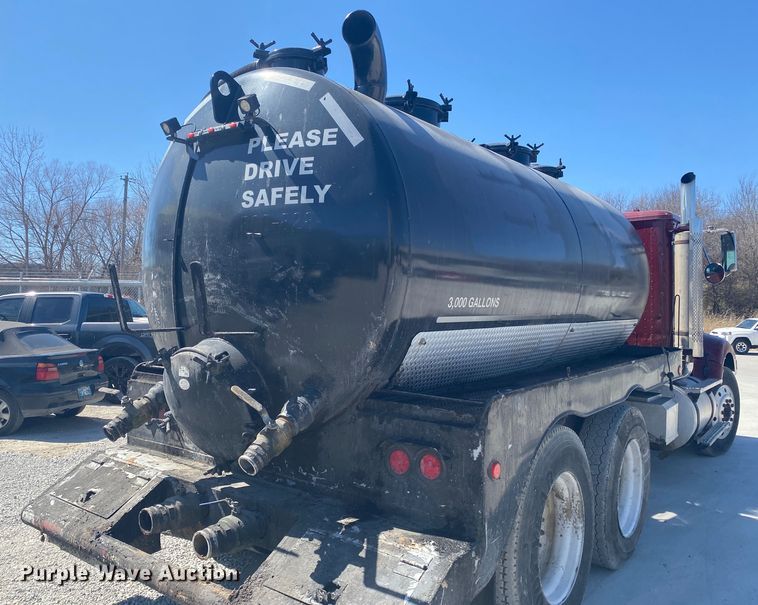 image for item DM4000 1990 International 9400  vacuum truck